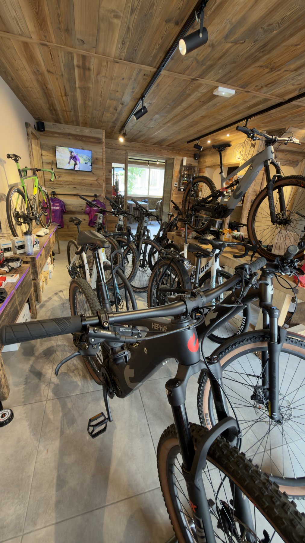 Les vélos exposés dans le showroom du Bike Café OCT