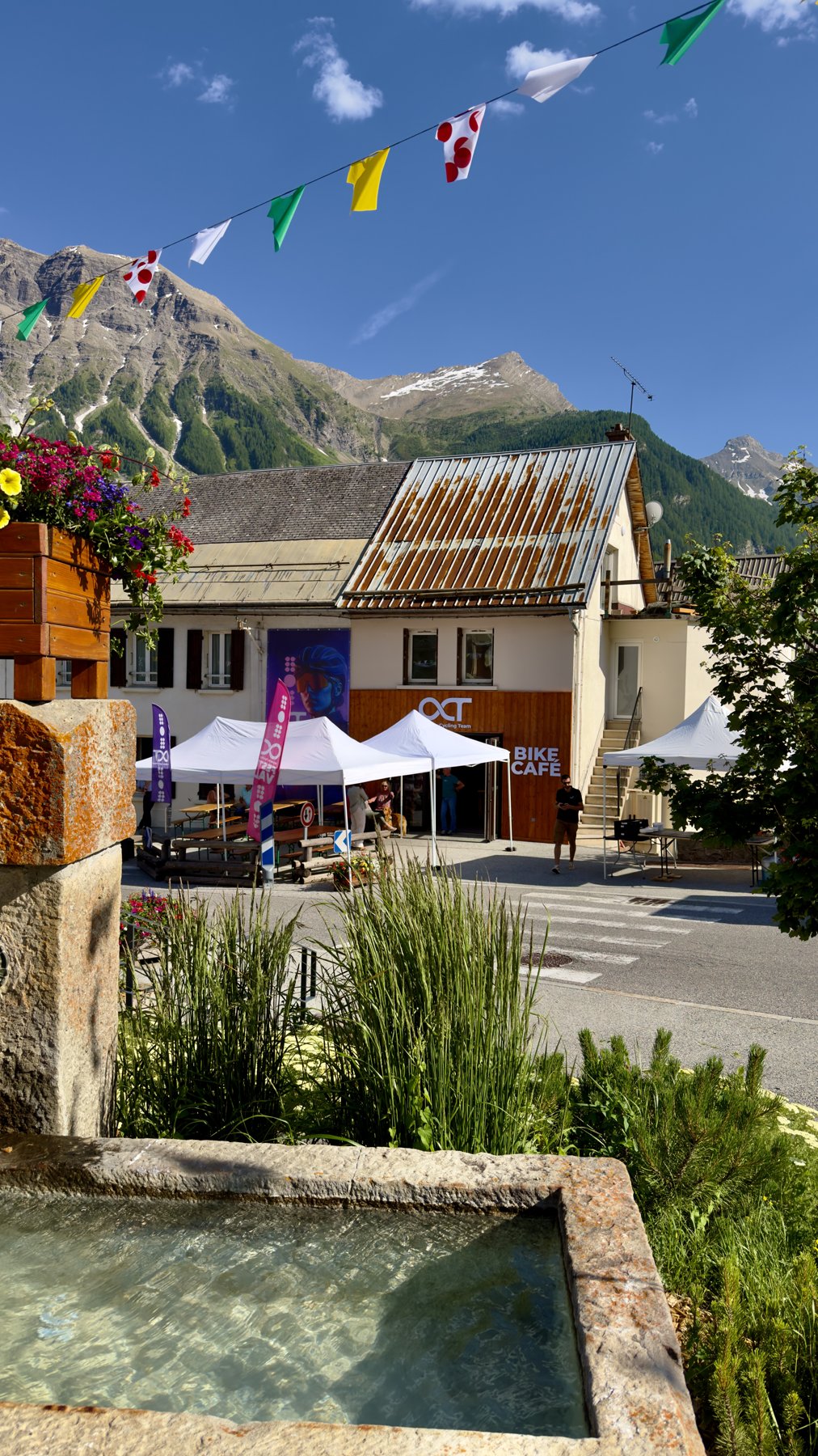 Le Bike Café à Orcières Village, avec les montagnes en arrière-plan